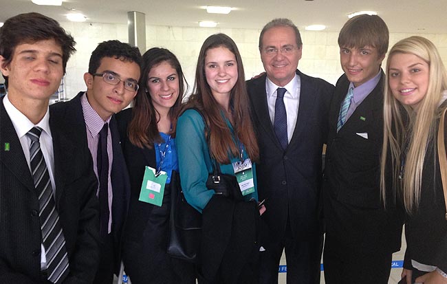 Renan conversa com estudantes do Parlamento Jovem Brasileiro