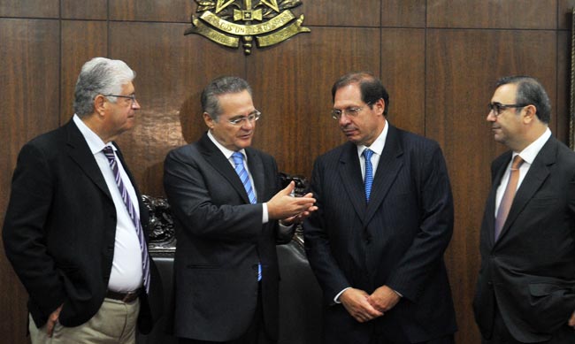 Presidente do Senado, Renan Calheiros (PMDB-AL), com senador Roberto Requião (PMDB-PR) (E); ministro do STJ, Luis Felipe Salomão e o advogado Marcelo Nobre (D).