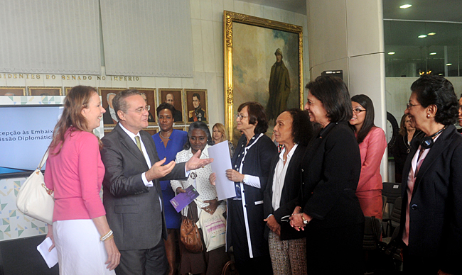 Presidente do senado, Renan Calheiros (PMDB-AL), recepciona embaixadoras. Foto: Jane de Araújo