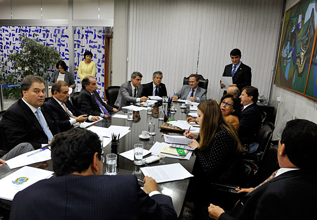 Presidente do Senado, Renan Calheiros (PMDB-AL), em reunião com líderes dos partidos para decidir quais projetos devem entrar na pauta de votação na semana do esforço concentrado. Foto: Jonas Pereira