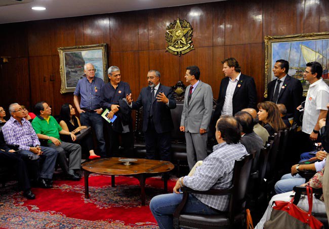 Senador Paulo Paim (PT-RS) recebe os líderes sindicalistas Julio Durval Fuentes (D) e Lineu Neves Mazzano (E) em nome do presidente do Senado, Renan Calheiros (PMDB-AL). Fotos: Jonas Pereira