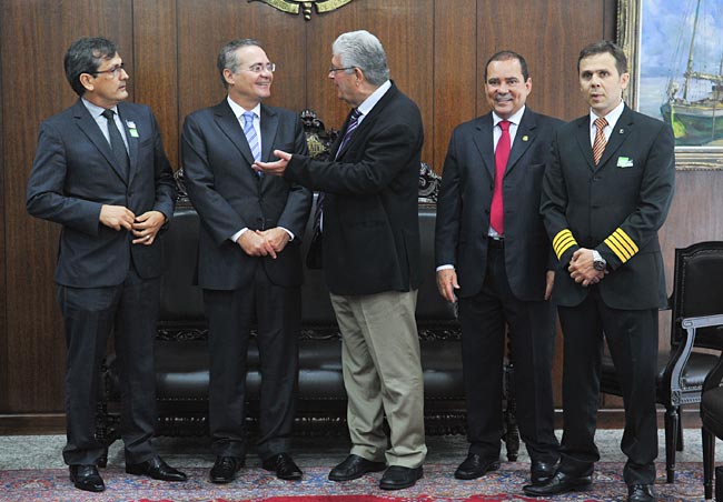 O presidente do Senado, Renan Calheiros (PMDB-AL), com os senadores Roberto Requião (PMDB-PR) e Vicentinho Alves (PR-TO) e os comandantes Milton Arantes (E) e Adriano Castanho (D). Foto: Jane Araújo