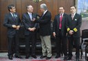O presidente do Senado, Renan Calheiros (PMDB-AL), com os senadores Roberto Requião (PMDB-PR) e Vicentinho Alves (PR-TO) e os comandantes Milton Arantes (E) e Adriano Castanho (D). Foto: Jane Araújo