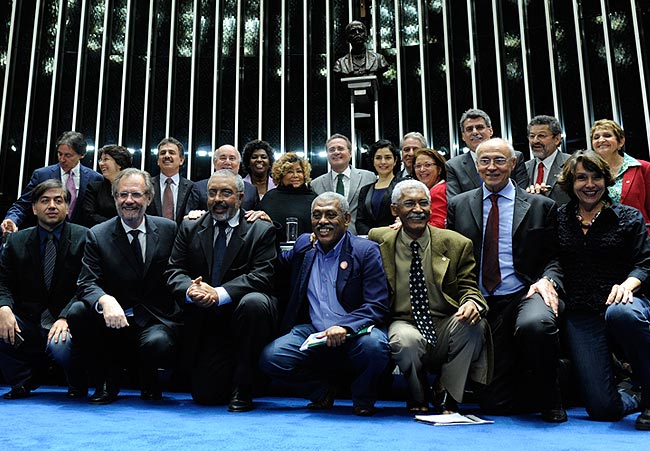 Renan comemora em plenário promulgação da PEC do Trabalho Escravo. Foto: Marcos Oliveira