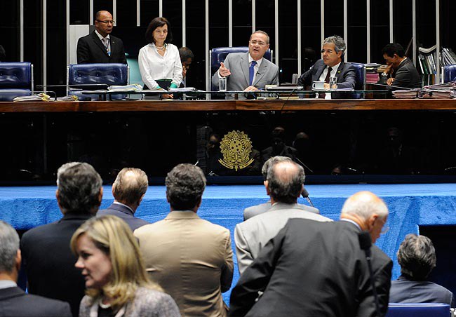 Presidente do Senado, Renan Calheiros (PMDB-AL), comunica ao Plenário negativa para a questão de ordem contra a criação da CPI da Petrobras. Foto: Jonas Pereira
