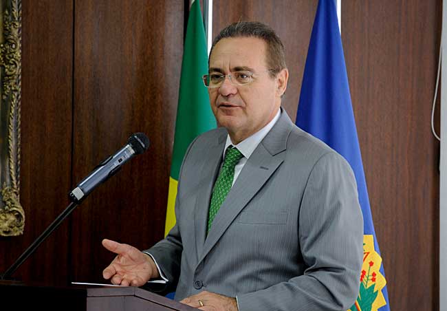 Presidente do Senado, Renan Calheiros (PMDB-AL), assina PLC 323/2010, que reduz a carga tributária de micro e pequenas empresas, para envio à Câmara dos Deputados. Foto: Jane Araújo