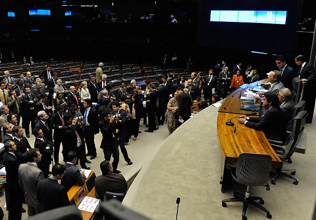 Renan Calheiros preside sessão do Congresso para tratar de CPMI da Petrobras. Foto: Jonas Pereira