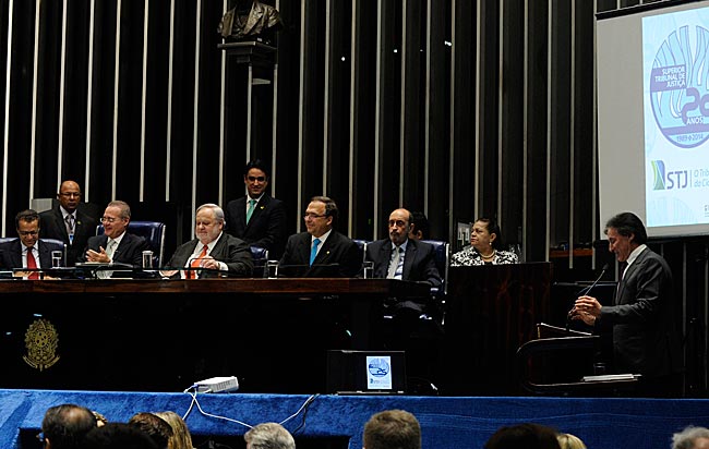 Presidente do Senado, Renan Calheiros (PMDB-AL), acompanha discurso do senador Eunício Oliveira (PMDB-CE) em homenagem aos 25 anos do STJ. Foto: Jane Araújo