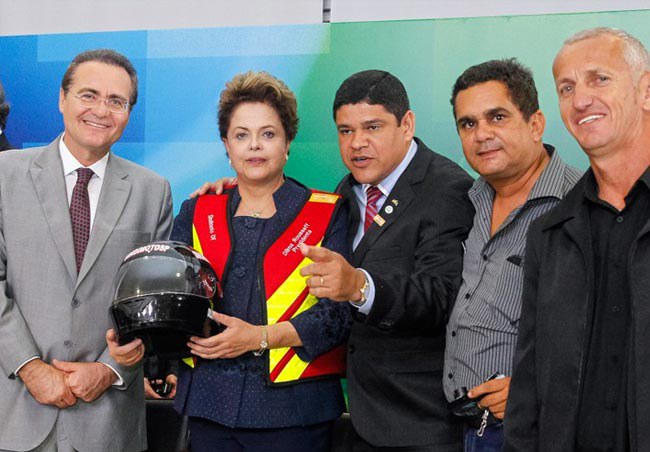Renan comemora sanção de lei que garante adicional a motoboys e mototaxistas. Foto: Rocardo Stuckert