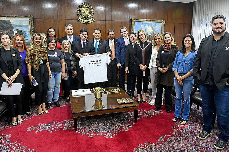 Ativistas em defesa dos animais pedem votação do projeto que proíbe tratamento de animais como coisa. Foto: Marcos Oliveira