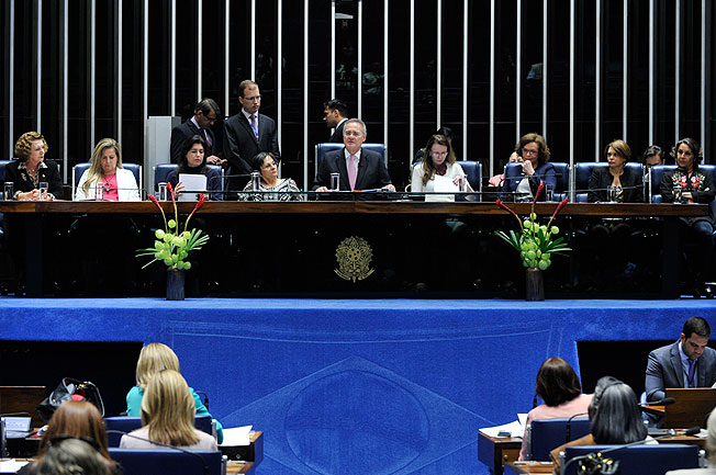 O presidente do Senado, Renan Calheiros (PMDB-AL), abriu nesta quarta-feira (17), sessão solene do Congresso Nacional destina a homenagear o décimo aniversário da Lei Maria da Penha. Foto: Jane de Araújo
