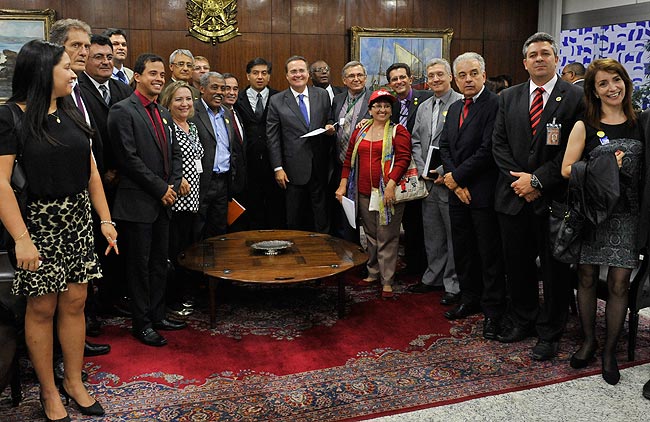 Presidente do Senado, Renan Calheiros (PMDB-AL), recebe representantes de 26 entidades sindicais representantes de servidores públicos que pedem a aprovação da MP 632/2013. Foto: Jonas Pereira