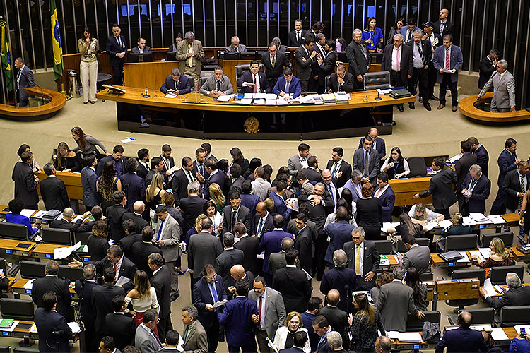 Em primeira sessão como presidente do Congresso, Davi comanda confirmação de vetos. Foto: Marcos Brandão