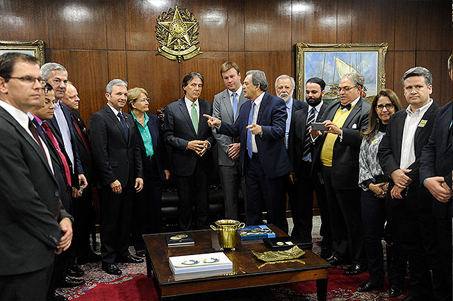 Eunício recebe prefeitos e representantes de consórcios públicos. Foto: Jonas Pereira