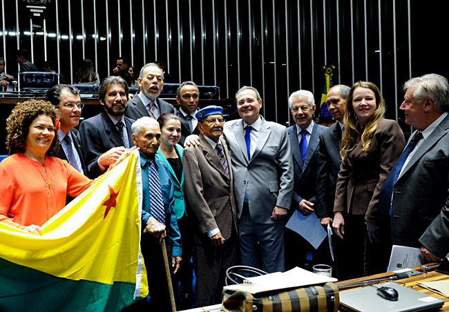 Presidente do Senado, Renan Calheiros (PMDB-AL), com ex-Soldados da Borracha e parlamentares que trabalharam na Emenda Constitucional 78/2014. Foto: Jane Araújo