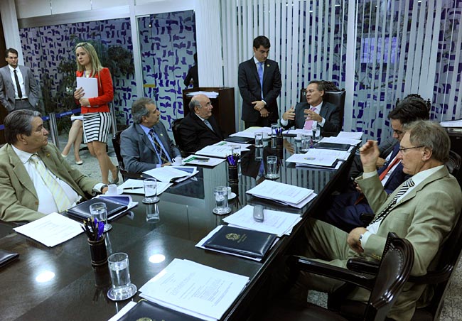 Presidente do Senado, Renan Calheiros (PMDB-AL), em reunião com a mesa Diretora, anuncia economia de R$ 210 milhões em 2014. Foto: Marcos Oliveira