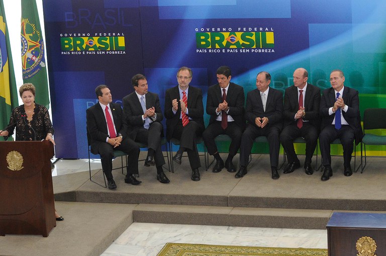 Presidente do Senado, Renan Calheiros (PMDB-AL), participa no Palácio do Planalto da posse de seis novos ministros do Governo Dilma.