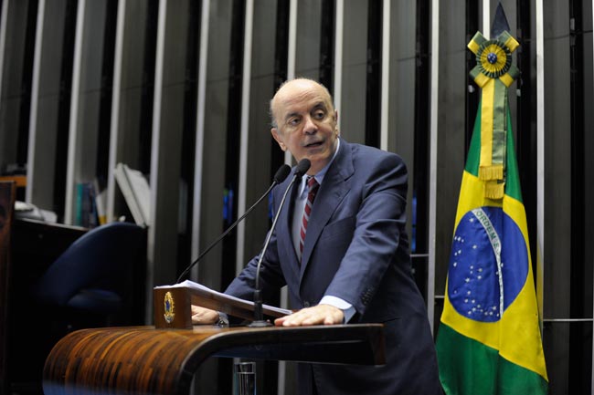 Senador José Serra (PSDB-SP) faz discurso elogiado pelo presidente do Senado, Renan Calheiros (PMDB-AL). Foto: Jefferson Rudy