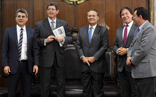 Presidente do senado, Renan Calheiros (PMDB-AL), e Joaquim Levy discutem ajuste fiscal e reajuste do Imposto de Renda.  Foto: Jane de Araújo