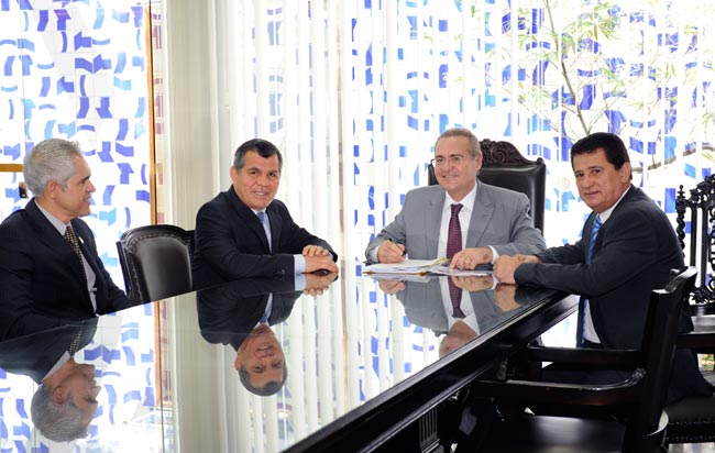 Presidente do Senado, Renan Calheiros (PMDB-AL) autoriza estudo para o uso de um dos canais digitais da TV Senado. Protocolo foi assinado junto com senador Alfredo Nascimento (PR-AM) e vereador Bosco Saraiva (PSDB), presidente da Câmara Municipal de Manaus. Foto: Jane Araújo