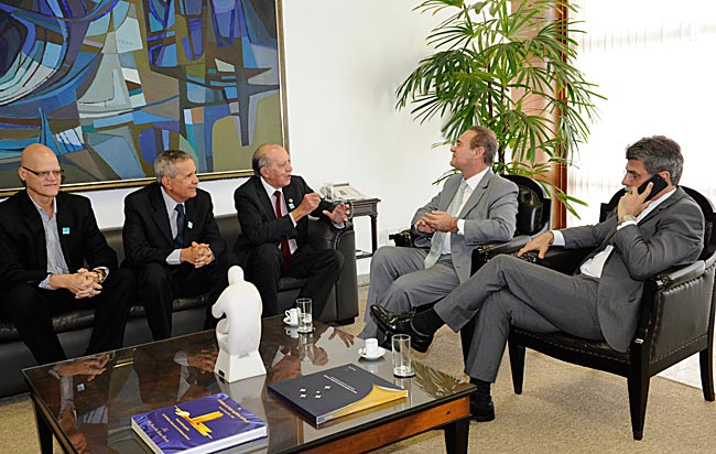 Presidente do Senado, Renan Calheiros (PMDB-AL), com senador Romero Jucá (PMDB-RR) e dr. Humberto Gomes de Melo. Foto: Jane Araújo