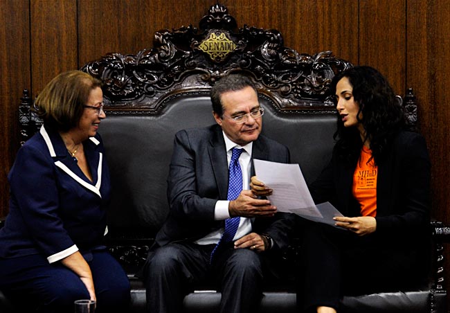 Presidente do Senado, Renan Calheiros (PMDB-AL), com ministra Ideli Salvati (Direitos Humanos) e a atriz Camila Pitanga, em conversa sobre a PEC 57/1999, que determina a expropriação de terras com trabalho escravo. Foto: Jane Araújo 