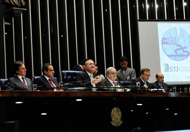 Presidente do Senado, Renan Calheiros (PMDB-AL), discursa em sessão solene do Congresso Nacional que comemorou os 25 anos de criação do STJ. Foto: Jane Araújo
