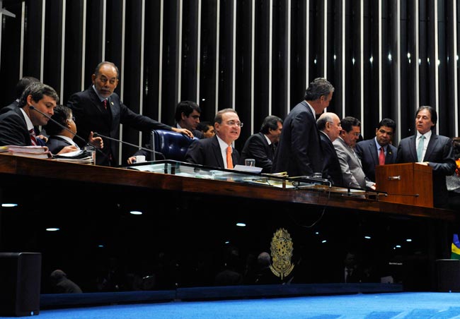 Senadores conferem cédulas de votação de indicados para ministros do Tribunal de Contas da União (TCU). Foto: Jonas Pereira