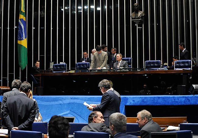 Renan Calheiros (PMDB-AL) conduz sessão plenária que aprovou projeto que muda regras para fusão entre partidos. Foto: Jonas Pereira