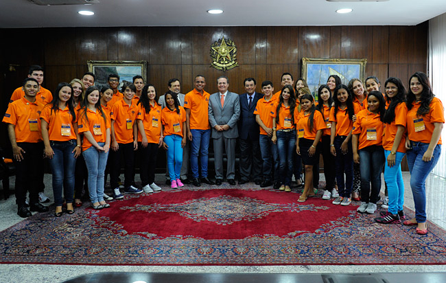 Renan recebe a visita dos jovens senadores. Foto: Jane Araújo