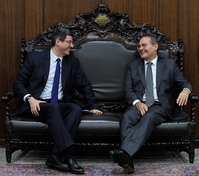 Presidente do senado, Renan Calheiros (PMDB-AL), e Levy discutem o uso de depósitos judiciais e administrativos pelos estados e muncípios. Foto: Jane de Araújo