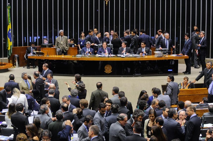 O presidente do Congresso Nacional, Eunício Oliveira (PMDB-CE), conduziu a sessão conjunta do Senado e da Câmara, realizada na noite desta quarta-feira (13), que aprovou o Projeto de Lei do Congresso Nacional (PLN) 20/2017A, que define a Lei Orçamentária Anual (LOA) de 2018. Foto: Jonas Pereira