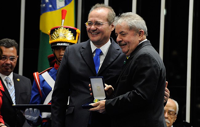 Renan é homenageado em sessão especial para comemorar os 25 anos da Constituição - Foto: Jane de Araújo