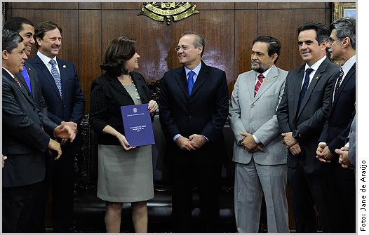 Renan recebe da ministra do Planejamento o PLOA 2014