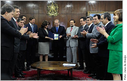 Renan recebe da ministra do Planejamento o PLOA 2014
