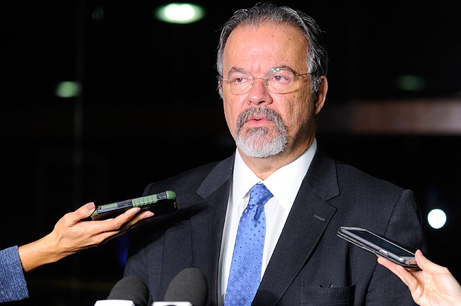 Ministro da Defesa convida Eunício para o encerramento da Minustah. Foto: Jane de Araújo