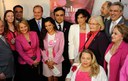 Ao lado de Renan Calheiros, deputadas, senadoras e a atriz Totia Meireles acompanharam a apresentação do Coral da Câmara dos Deputados - Foto: Jonas Pereira