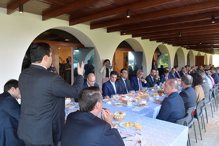 O presidente do Senado, Davi Alcolumbre (Democratas-AP), reuniu, nesta quarta-feira (08), governadores e parlamentares em torno do novo pacto federativo.