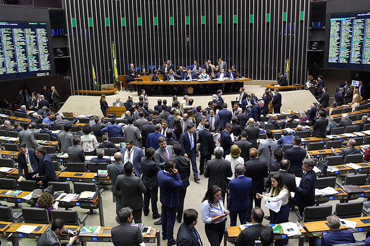Davi preside sessão do Congresso Nacional que derruba veto sobre fake news eleitoral. Foto: Marcos Brandão