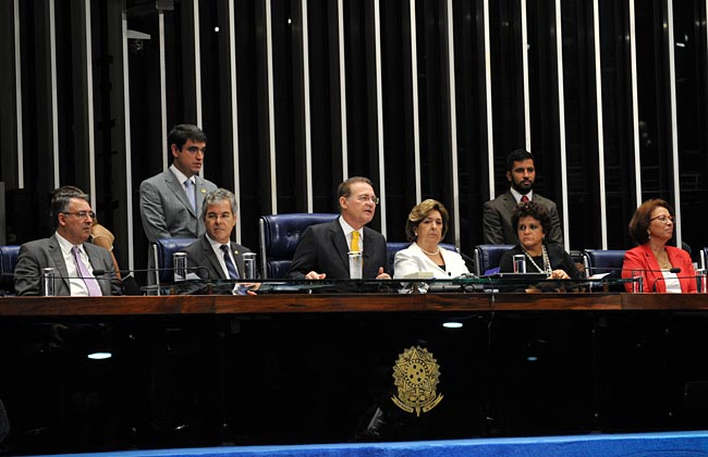Presidente do senado, Renan Calheiros (PMDB-AL), presta homenagem a Luiz Henrique da Silveira, morto em dez de maio. Foto: Jane de Araújo