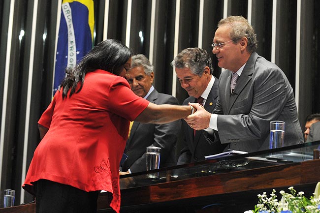 Renan entrega Diploma Bertha Lutz. Foto: Jane de Araújo