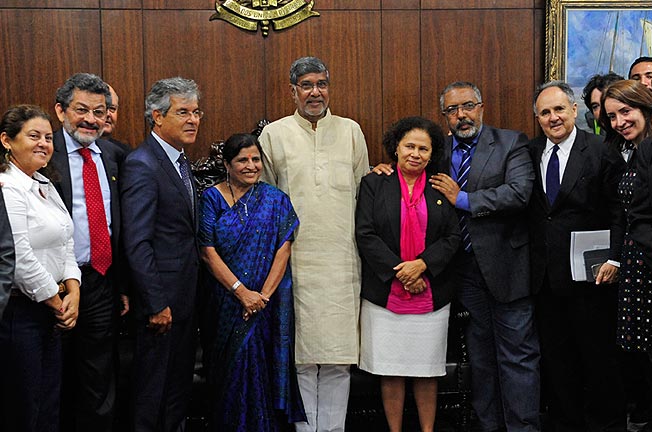 O vice-presidente do Senado, Jorge Viana (PT-AC), recebeu nesta quarta-feira (03) a visita do agraciado com o Prêmio Nobel da Paz de 2014, Kailash Satyarthi, acompanhado do presidente da Comissão de Direitos Humanos do Senado (CDH), senador Paulo Paim (PT-RS).
