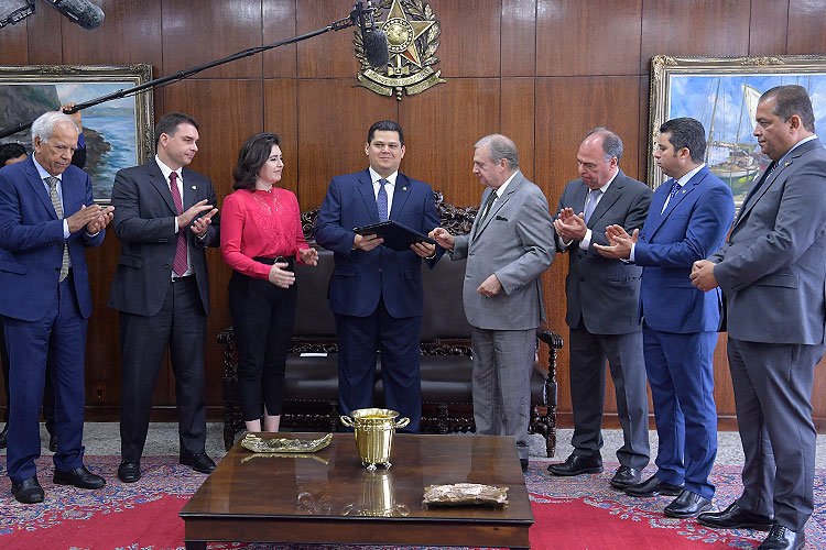 Davi recebe relatório da Reforma da Previdência. Foto: Marcos Brandão