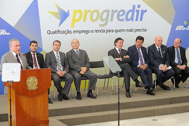 Eunício elogia Plano do governo com ações para promover autonomia financeira de famílias de baixa renda. Foto: Marcos Brandão
