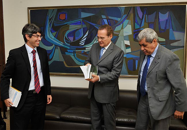 Senador Renan Calheiros (PMDB-AL) com André Puccinelli (D) e André Puccinelli Júnior (E). Foto: Jonas Pereira