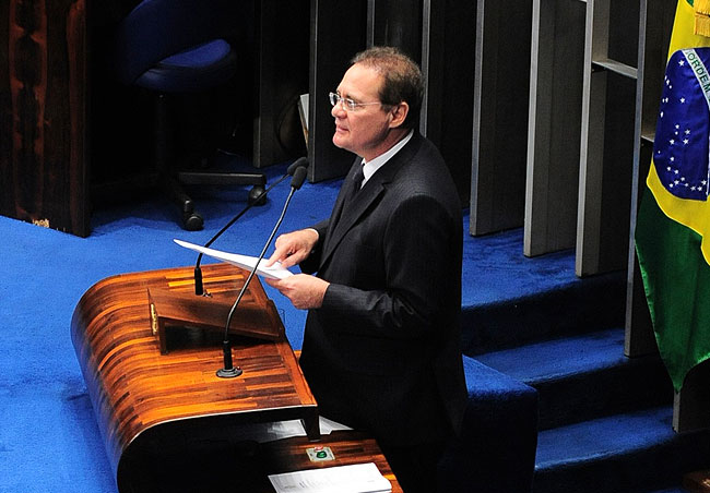 Renan apresenta PEC que visa avaliar a condução da política fiscal. Foto: Jonas Pereira