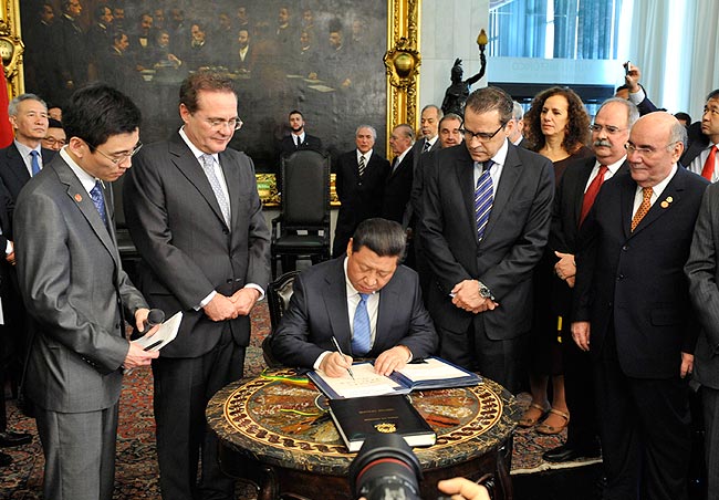 No Salão Nobre do Senado, Xi Jinping posou para as fotos oficiais da visita e assinou os Livros de Ouro do Senado Federal e da Câmara dos Deputados. Foto: Jonas Pereira