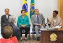 Presidente do Senado, Renan Calheiros (PMDB-AL), com presidente da República Dilma Roussef na cerimônia de sanção da nova lei de cotas para o ingresso de afrodescendentes no serviço público. Foto: Jonas Pereira