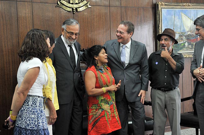 Presidente do senado, Renan Calheiros (PMDB-AL),  recebe povos indígenas e marca sessão solene. Foto: Jane de Araújo
