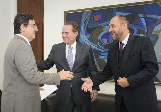 Renan recebe a visita do advogado geral da União. Foto: Jane de Araújo